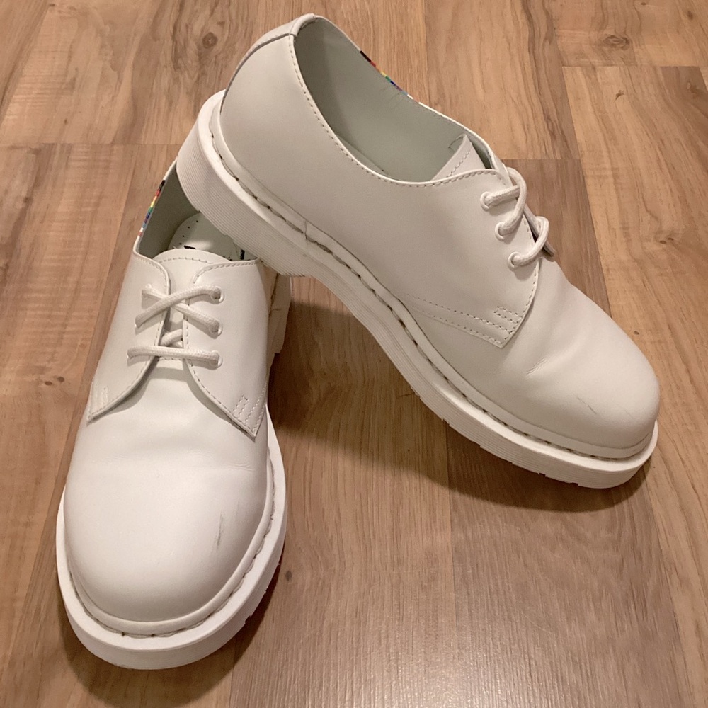 Dr. Martens 27522 Oxford Pride Unisex M 7, L 8 White/Rainbow Smooth Leather READ